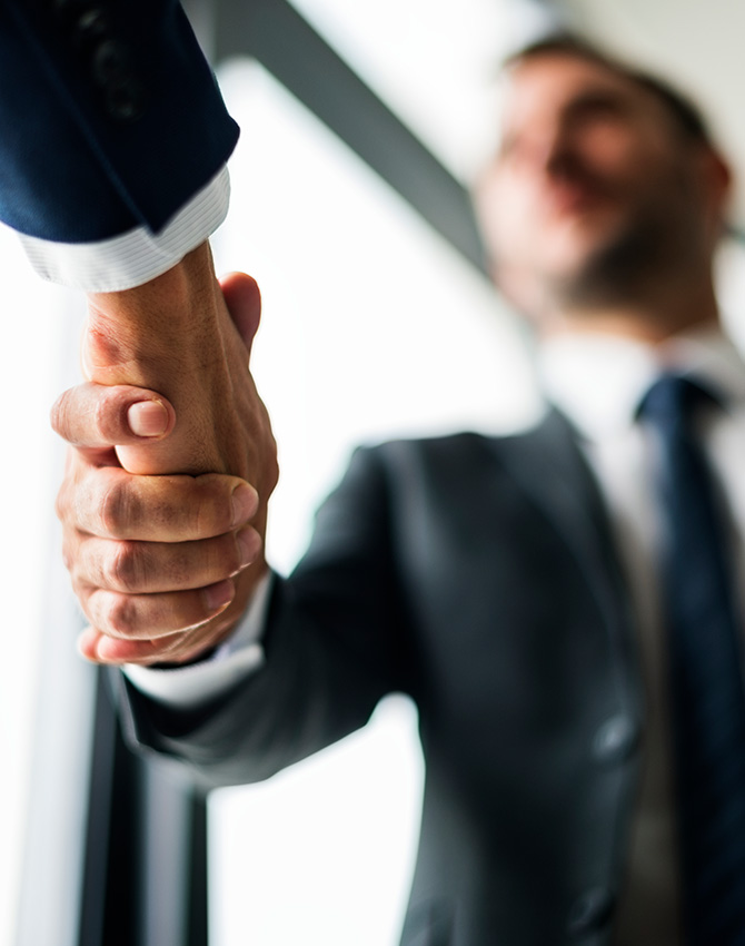 Aperto de mãos entre advogado e cliente empresarial